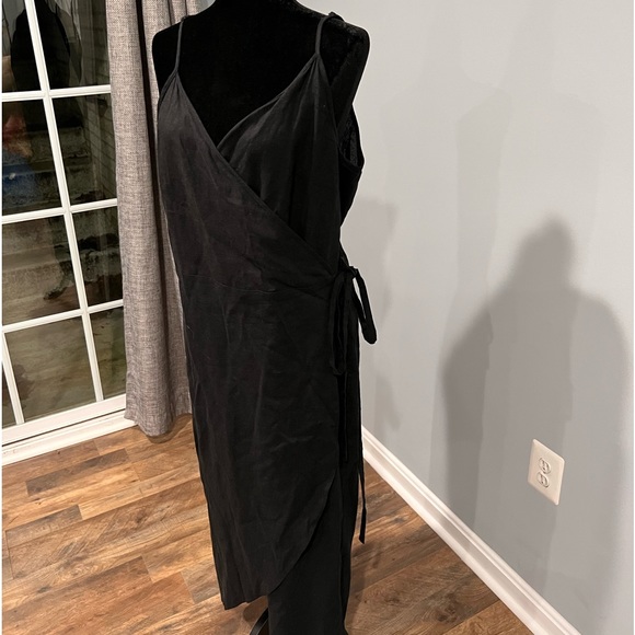 Black strap front wrap dress!🖤 - Picture 3 of 8